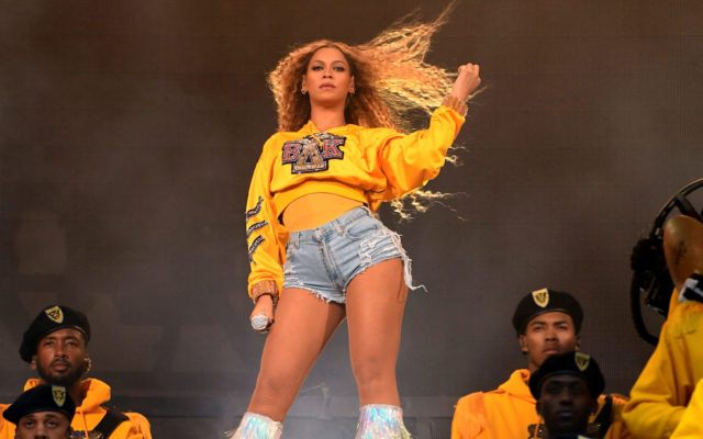Beyonce Has Wardrobe Malfunction During Show